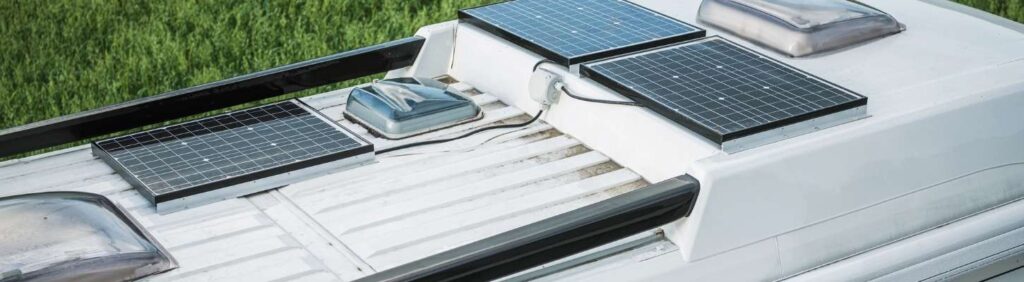 Imagen representativa de una autocaravana camperizada con paneles solares