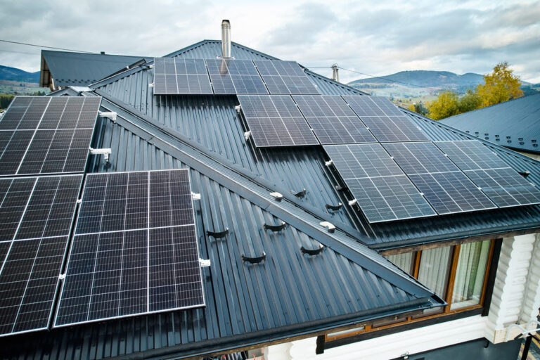 tejado con kit solar autoconsumo sin conexión a la red