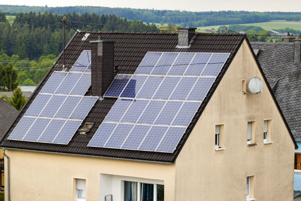 casa en el campo con kit solar aislada