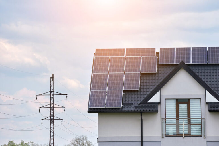 casa con placas solares gracias a subvenciones placas solares Sevilla