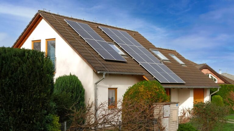 casa con un kit solar con baterías